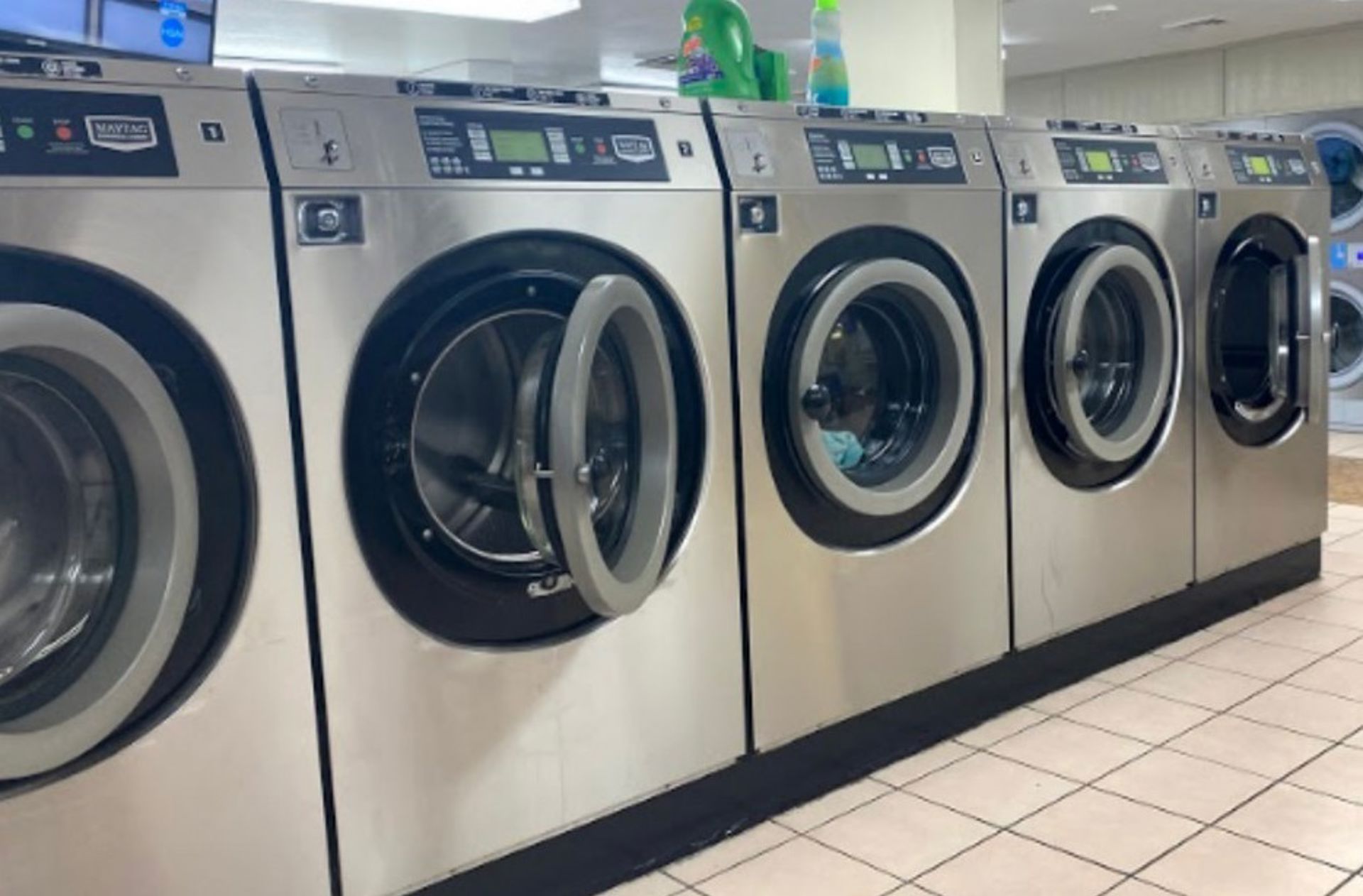 Laundromat Near 65679